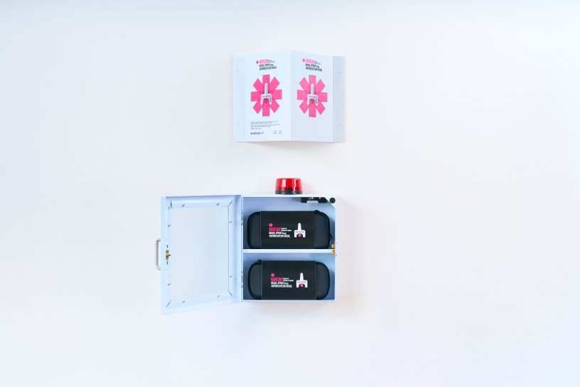 Armoire murale et panneau d'orientation pour vaporisateur nasal NARCAN®